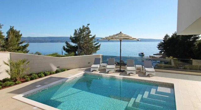 Вилла Luxury, seafront Villa Petra with heated pool only 50m from beach