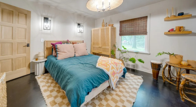 Stylish Willoughby Hills Retreat w/ Fireplace!, Buchen Sie Ferienhaus Willoughby Hills Ohio