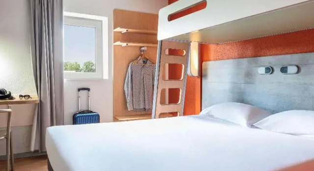 Четырёхместный семейный номер Standard ibis budget Grigny Centre