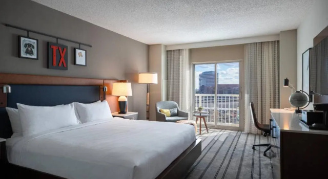 Четырёхместный номер Standard Renaissance Dallas Richardson Hotel