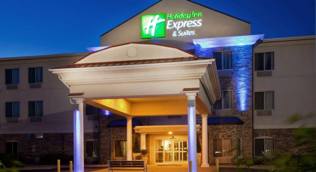 Holiday Inn Express Hotel & Suites Clinton by IHG, Book Hotel Hoteller i Clinton med pool, Swimmingpool
