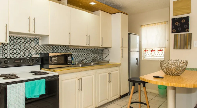 Апартаменты Business Kingston Most Centrally Located Two Bdrm