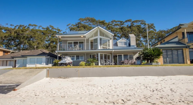 Waterfront Wonderland 41 Foreshore Dr stunning house with a lift linen Wi Fi and ducted air conditioning, Забронировать Дом для отпуска Саламандер-Бэй Port Stephens