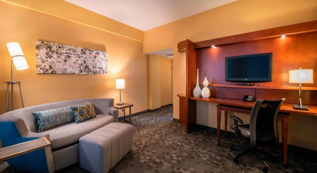 Двухместный люкс c 1 комнатой Courtyard by Marriott Tulsa Downtown