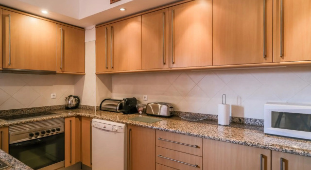 Top-floor 2 BR holiday home with sea view and pool, Rezerwuj Hotel Hotele w Algarve z parkingiem, Parking