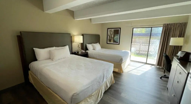 Номер Deluxe Fairway Inn & Suites