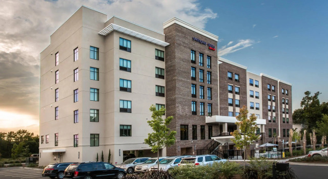 SpringHill Suites by Marriott Charleston Mount Pleasant, Забронировать Отель Маунт-Плезант Charleston Area, рядом с Patriots Point Naval Maritime Museum