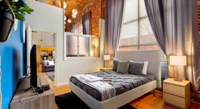 Trifecta Historic Brick 2BR Getaway Superhost, Забронировать Апартаменты/квартира Апартаменты Дарем, рядом с Завод медовых напитков Honey Girl, Апартаменты/квартира