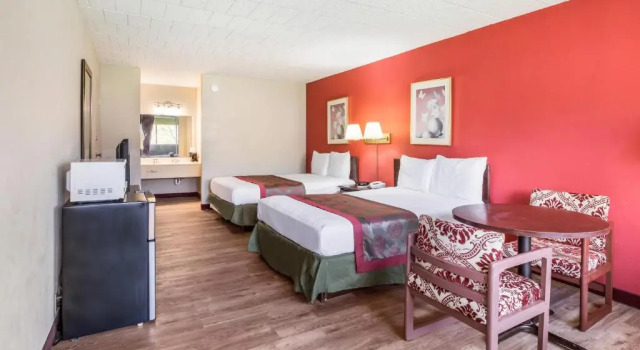 Четырёхместный номер Standard Red Carpet Inn & Suites