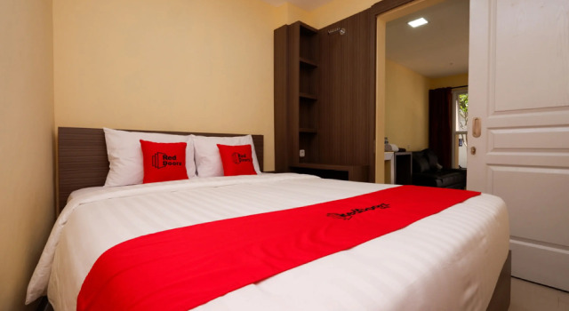 RedDoorz Plus near Paragon Mall Semarang