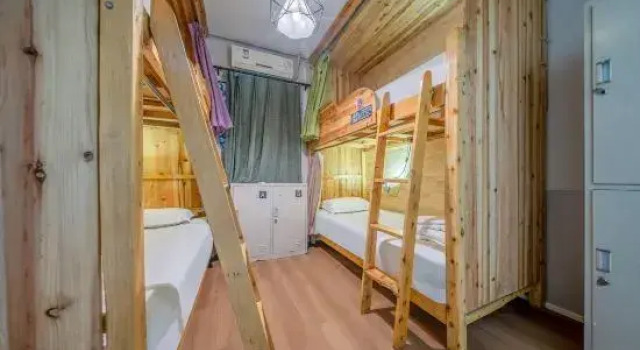 Кровать в общем номере (мужской номер) SONDERIA Lazybones Hostel