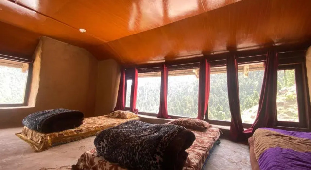 Кровать в общем номере Vrindas Mud House