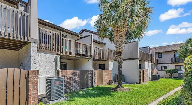 Апартаменты с 3 комнатами с балконом 650 Feet to the Beach! Arcadian Shores Townhome