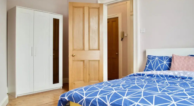 Bright And Spacious 1 Bedroom Flat, Забронировать Отель Отели Эдинбурга с парковкой, рядом с Железнодорожный вокзал Эдинбург-Уэверли, Парковка