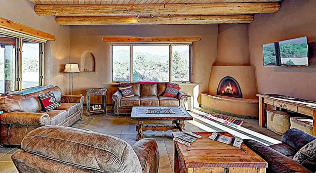 All-New Desert Hideaway: Mountain Views & Hot Tub home, Varaa Lomakoti Wheeler Peak Wilderness Area New Mexico