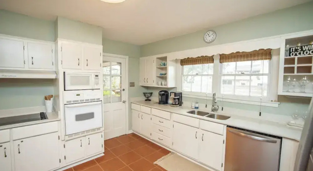 Коттедж Oleander House - Pet Friendly! Private Pool!