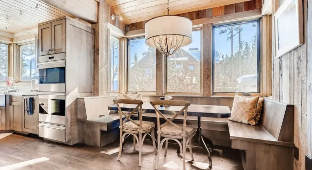 Elite Ski In Chalet with Tenmile Views by RedAwning, Забронировать Шале Отели Брекенридж с парковкой, рядом с Trygve's Platter Chair Lift, Парковка