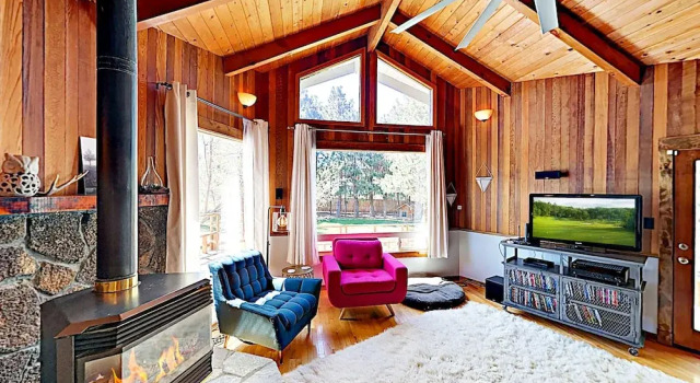 New Listing! Bend Basecamp W/ Hot Tub, Fenced Yard 3 Bedroom Home, Book Hotel 4-stjernede hoteller i Bend, 4*