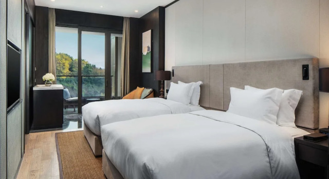 Двухместный номер Standard с балконом и с видом на озеро Hilton Ningbo Dongqian Lake