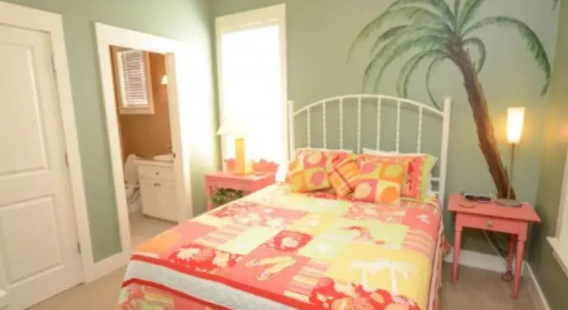 Bare Necessities by RedAwning, Boek Hotel Seacrest Florida
