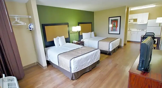 Четырёхместный номер Standard Suburban Studios Winston-Salem near Hanes Mall