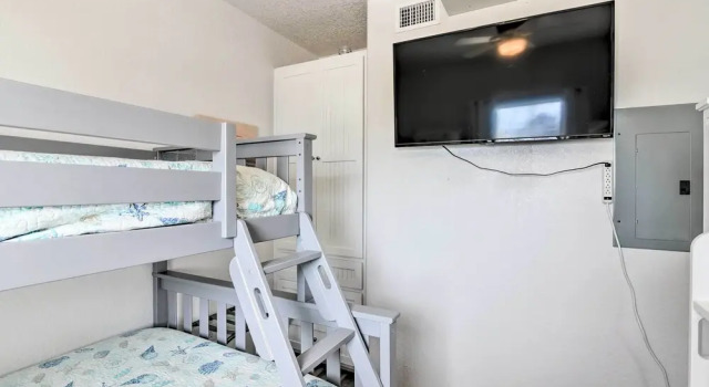 Near Ocean: Surfside Beach Gem w/ Deck & Views!, Book Lejlighed Hoteller i Surfside Beach med parkering, Parkering