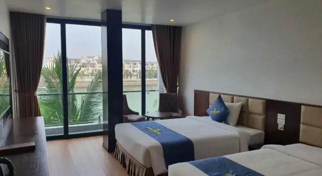 Трёхместный номер Standard с балконом Golden Palm HaLong Hotel