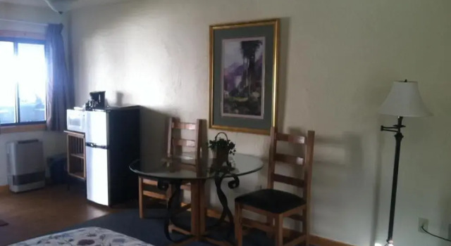 Номер Standard с красивым видом из окна Canyon Motel near Rocky Mountain National Park
