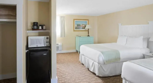 Colonial Inn, Varaa Hotelli Hotellit New England uima-altaalla, Uima-allas