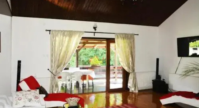Casa de Vacanta Divine Novaci, Rezerwuj Pensjonat Hotele w Carpathians - Romania z parkingiem, Parking