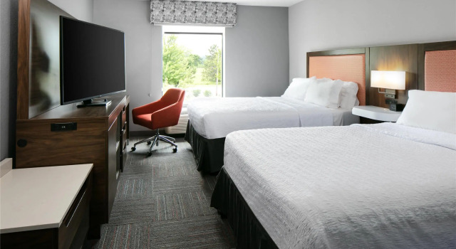Четырёхместный номер Standard Hampton Inn & Suites West Bend