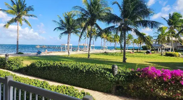 Двухместный номер Standard с балконом и с видом на океан Holiday Inn Resort Grand Cayman by IHG