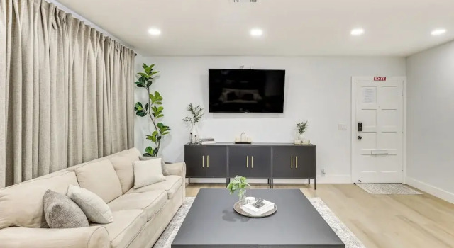 Walk to City Center: Modern Coral Springs Getaway, Забронировать Дом для отпуска Корал-Спрингс Everglades National Park, рядом с Broward Health - Coral Springs