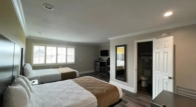 Четырёхместный номер Standard Deluxe Inn Hawthorne/ LAX