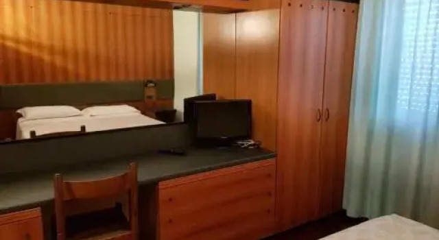 Hotel Ombra, Забронировать Отель Риччоне Побережье Римини, рядом с Парк развлечений «Ольтремаре»