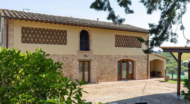 Коттедж Farmhouse in Tuscany with Pool & Vineyard View