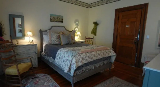 Circular Manor Bed and Breakfast, Забронировать Отель Саратога-Спрингс штат Нью-Йорк, рядом с Saratoga Springs Visitor's Center