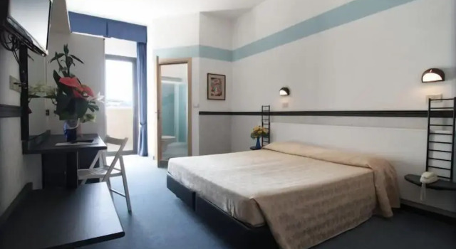 Трёхместный номер Standard с балконом Hotel Acropolis