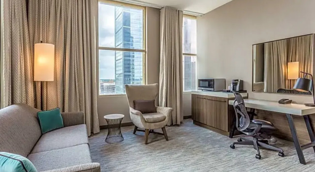 Четырёхместный люкс с диваном-кроватью c 1 комнатой Hilton Garden Inn Indianapolis Downtown
