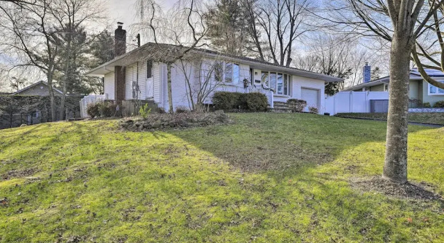 Quiet Commack Cottage w/ Pool, 8 Mi to Beach!, Boek Vakantiehuis Commack 