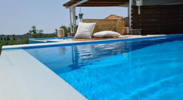 Люкс Georgiannas suite with private pool , greysuite