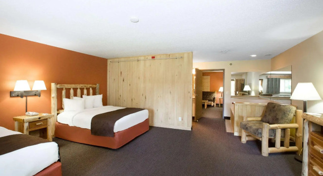 Четырёхместный люкс Superior c 1 комнатой AmericInn by Wyndham Pequot Lakes/Jenkins