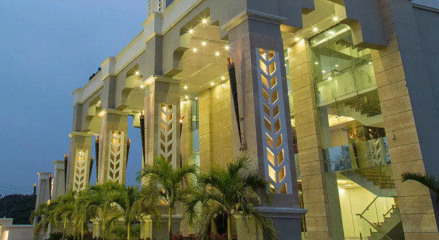 Hotel Trinity Grand, Raigarh, Забронировать Отель Отели штата Махараштры с бассейном, Бассейн