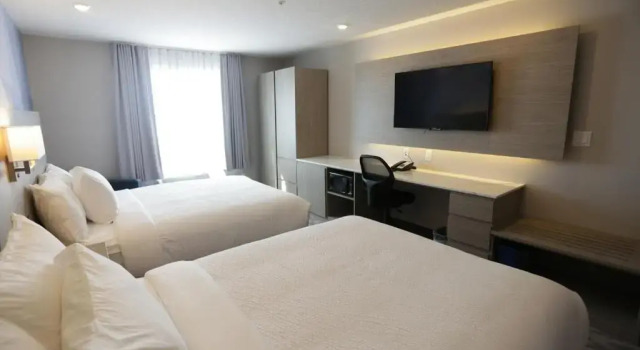 Четырёхместный номер Standard Days Inn by Wyndham Calgary North Balzac
