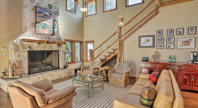 Riverfront Blanco Home w/ Shaded Porch + Hot Tub, Забронировать Дом для отпуска Бланко Texas Hill Country