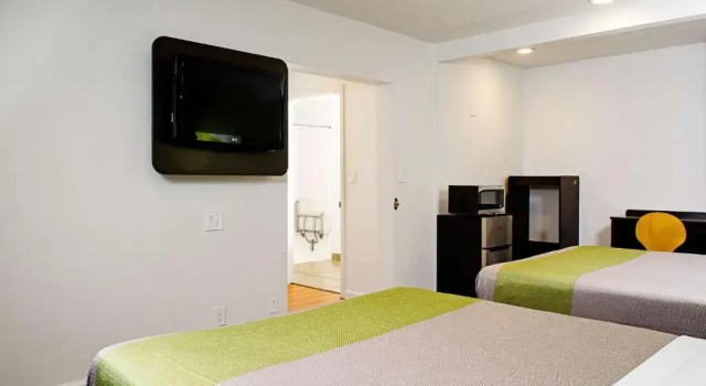 Четырёхместный номер Standard Motel 6-Modesto, CA - Downtown