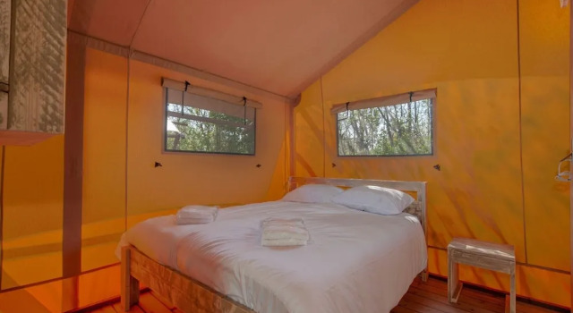 Nice Safari Tent With Bathroom, at Hunebedcentrum, 预订 酒店 博格 德伦特省