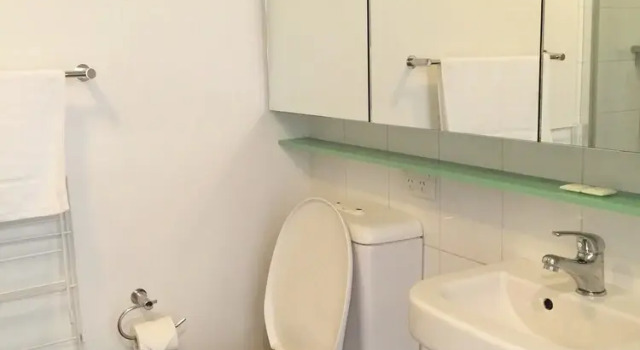 Студия с балконом Ozstays Katz Apartments