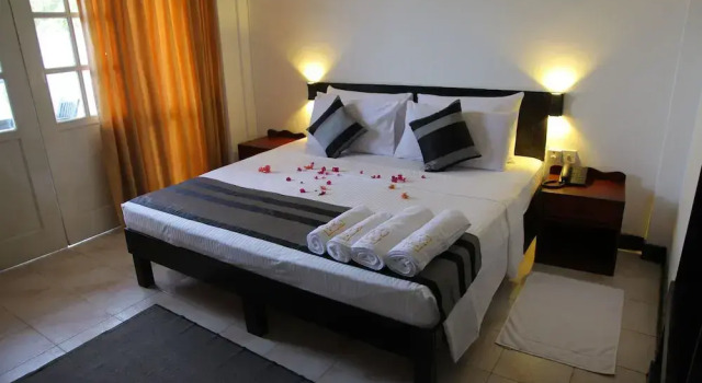 Двухместный номер Standard с балконом и с видом на сад Nathaliya Transit Hotel