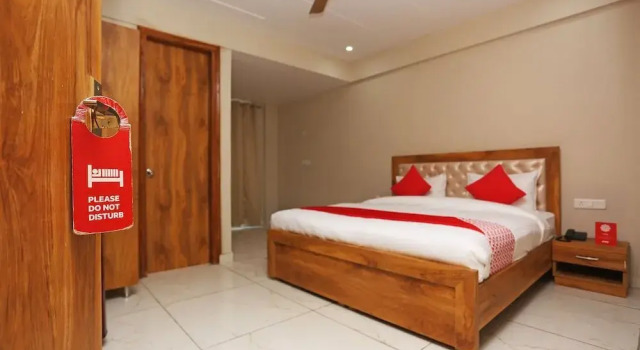 OYO 24626 Palm Garden Suites, Забронировать Отель Гургаон Gurgaon Region, рядом с Apollo Tyres Ltd